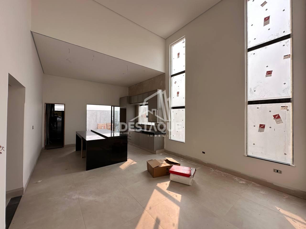 Sala de TV com Pé Direito Duplo, Vista para Sala de Jantar